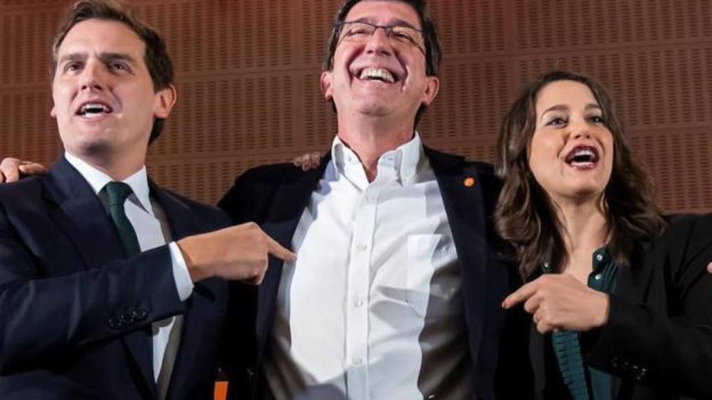 Juan Marín, en un acto electoral, rodeado por Albert Rivera e Inés Arrimadas.