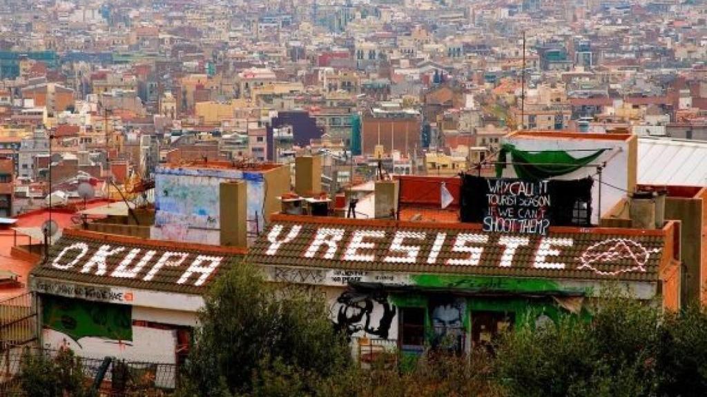 Pancarta favorable a la okupación./