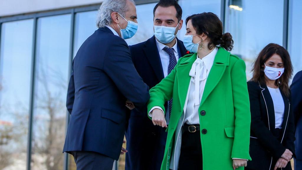 Enrique Ruiz Escudero saluda a Isabel Díaz Ayuso, bajo la mirada de Ignacio Aguado.