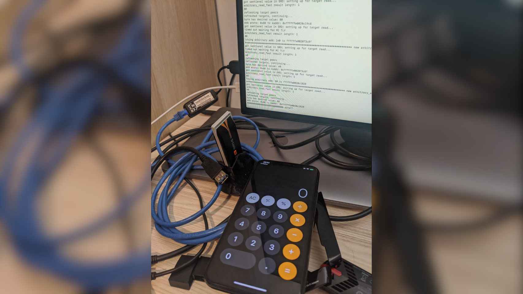 Los resultados de calculadora de un iPhone hackeado aparecen en un ordenador