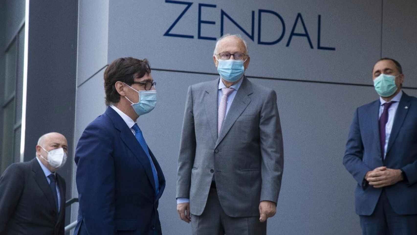 El ministro de Sanidad, Salvador Illa, visita la fábrica de Zendal a principios de noviembre.