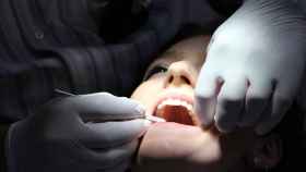 Un dentista atendiendo a una paciente.