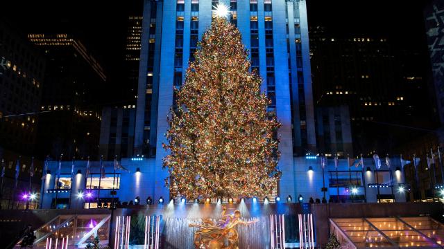 La Navidad comienza en Nueva York con el tradicional encendido del árbol del Rockefeller Center.