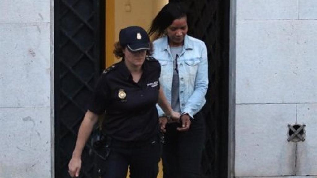 Ana Julia Quezada abandonando la Audiencia Provincial de Almería.