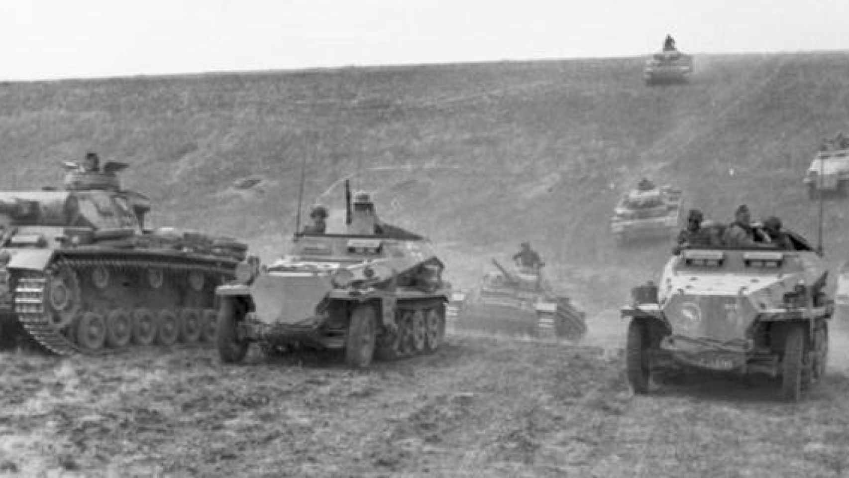 Columna de tanques utilizando la táctica militar de 'Blitzkrieg'.