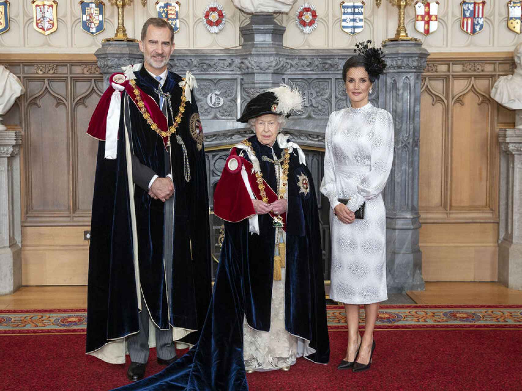 El rey Felipe, la reina Isabel II y la reina Letizia en Windsor.