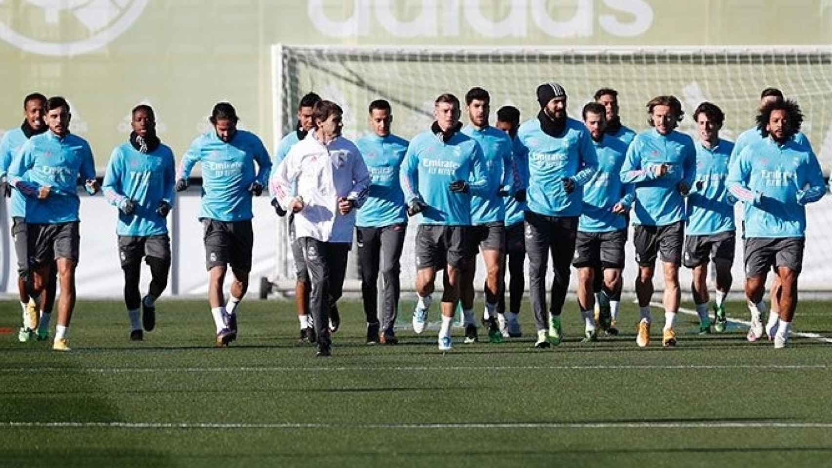 Los jugadores del Real Madrid en el entrenamiento de este jueves