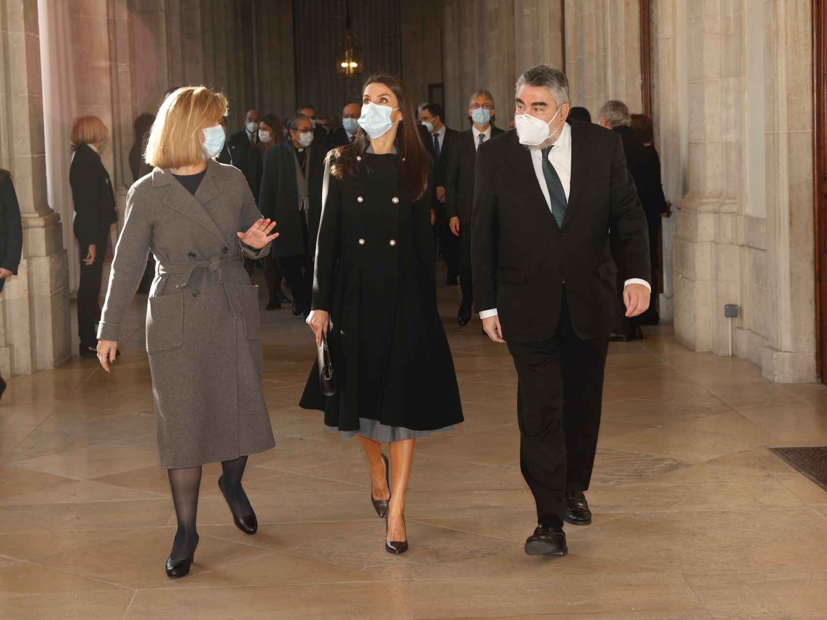 La reina Letizia junto al ministro de Cultura, José Manuel Rodríguez Uribes, en la inauguración de la exposición 'Rafael en palacio, tapices para Felipe II'.