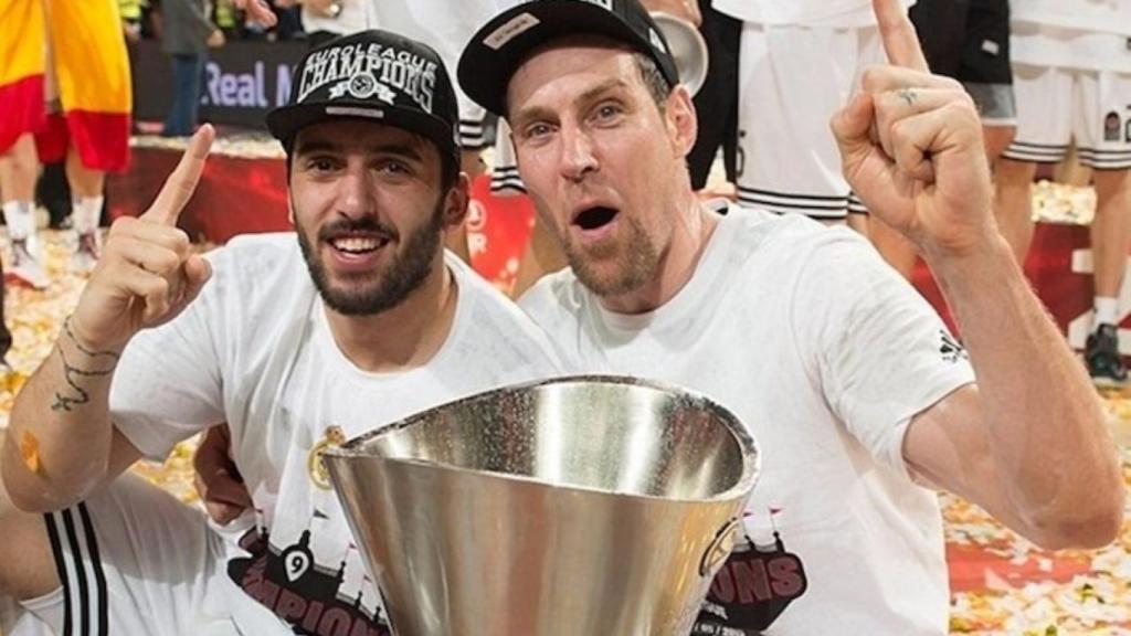 Facundo Campazzo y Andrés 'Chapu' Nocioni en la celebración de una Euroliga del Real Madrid