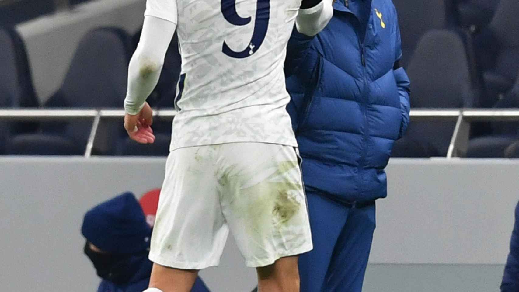 Bale, siendo sustituido, se saluda con Mourinho