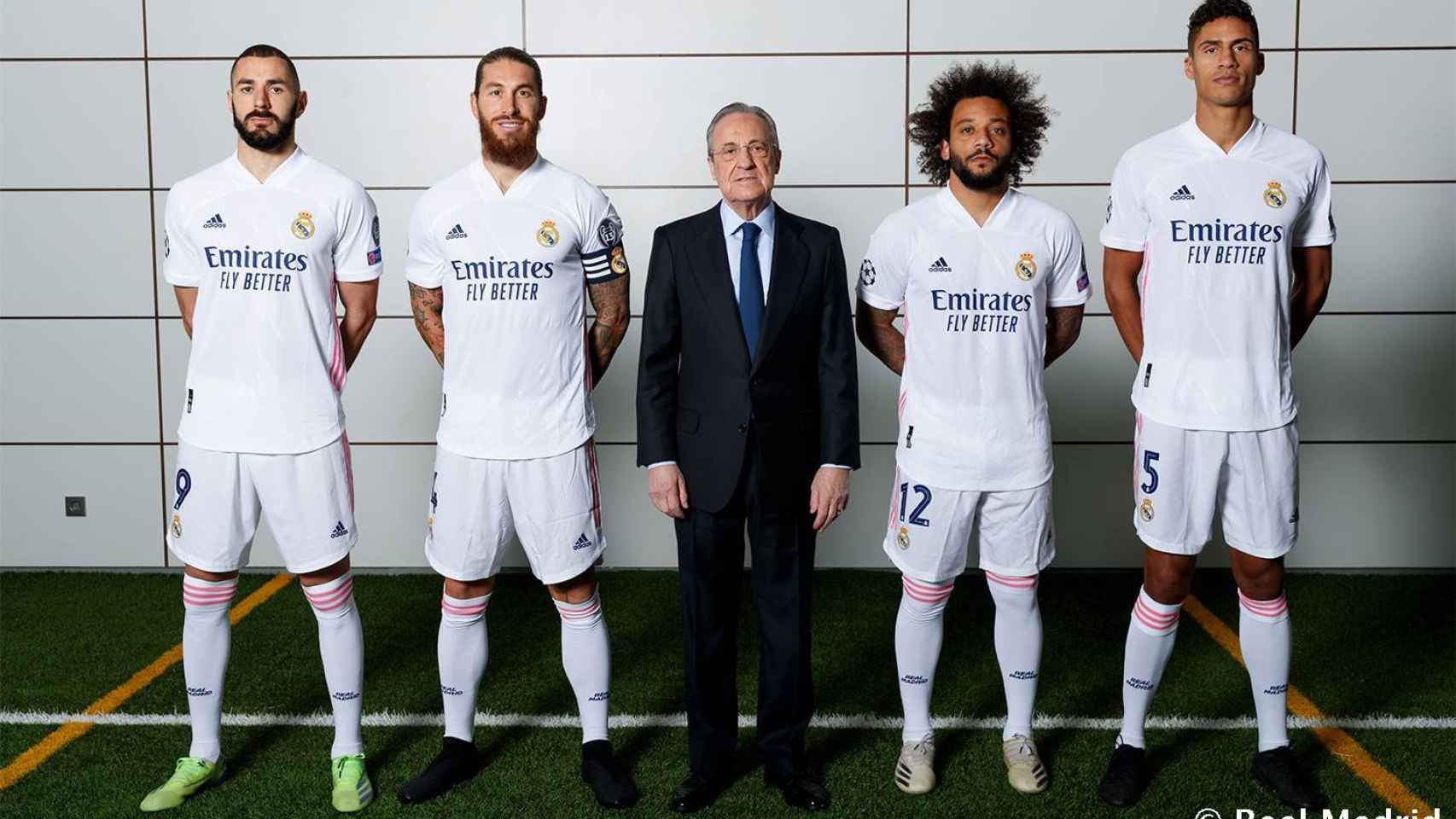 Florentino Pérez junto a los cuatro capitanes del Real Madrid