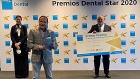 Los odontólogos Rafael Écija, Blanca Duarte y Matías Cuesta tras recoger su premio