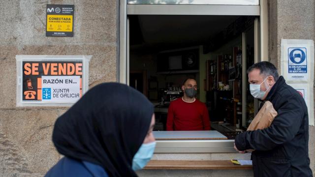 El camarero de un bar atiende a un cliente en Orense.