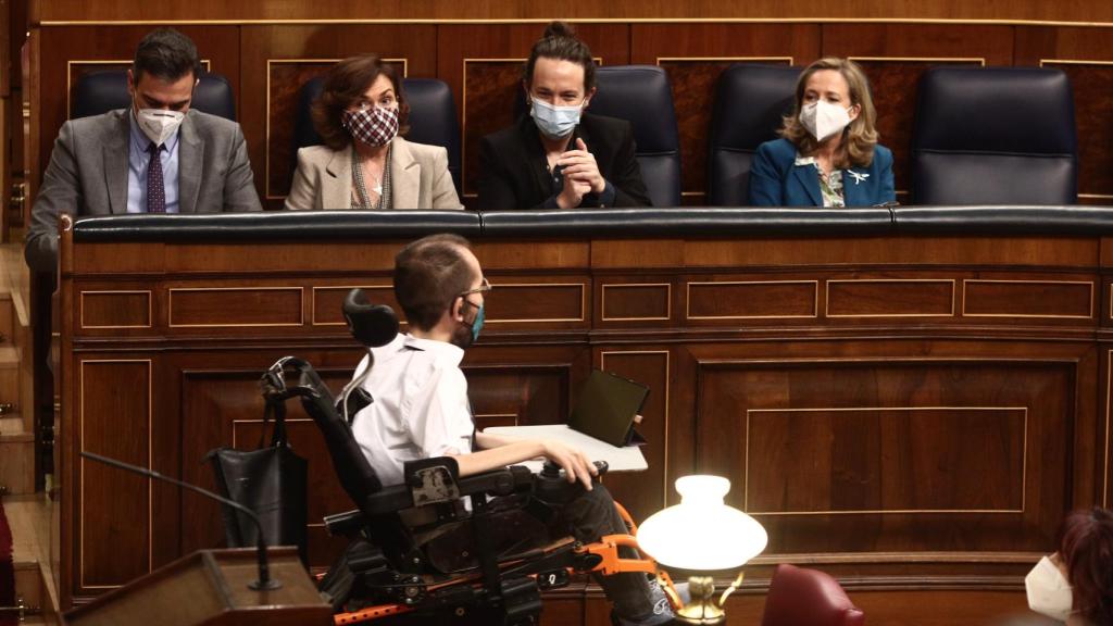 Discurso de Pablo Echenique ante la atenta mirada del vicepresidente segundo, Pablo Iglesias.