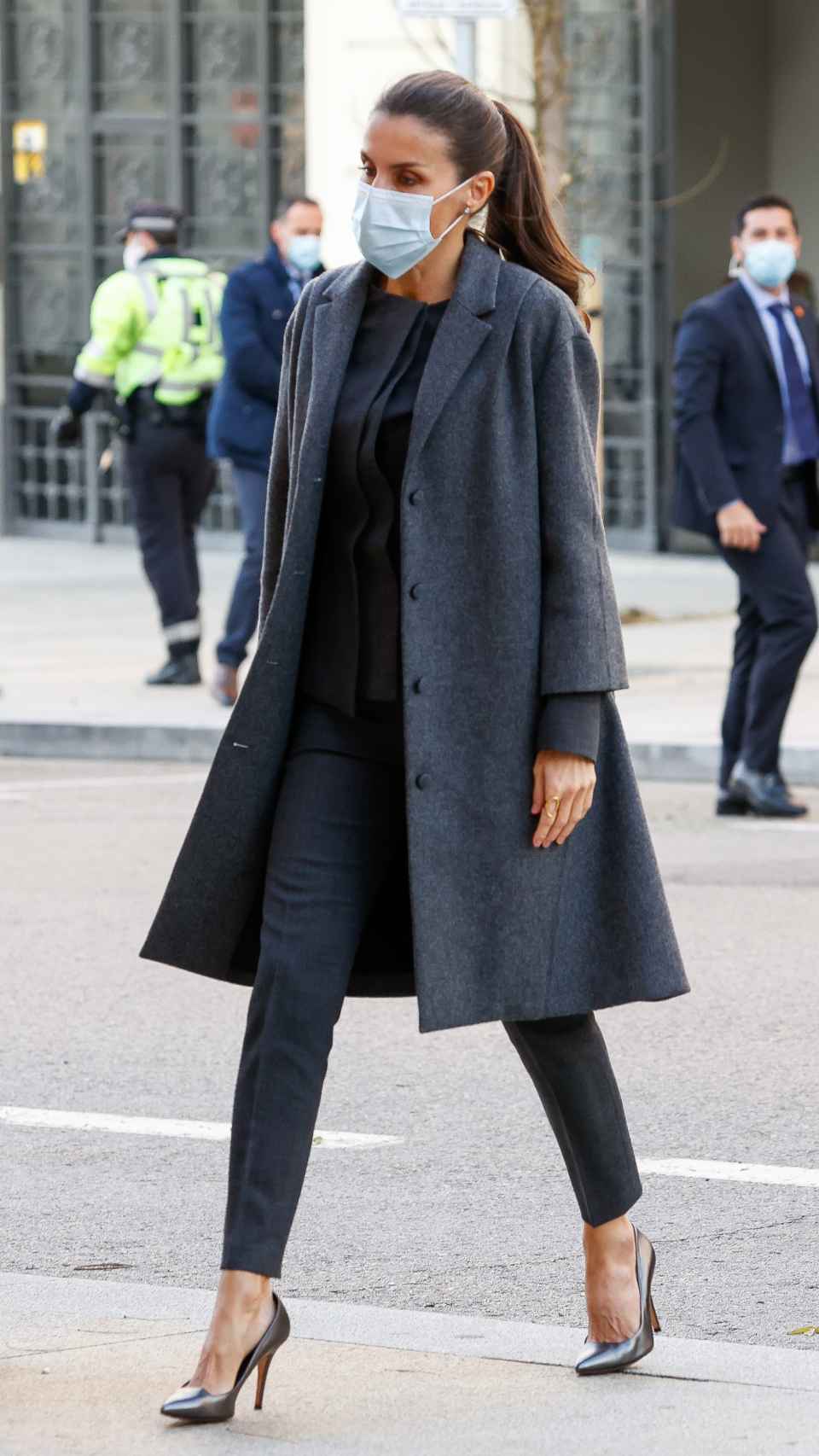 La reina con un abrigo de lana gris de Nina Ricci.