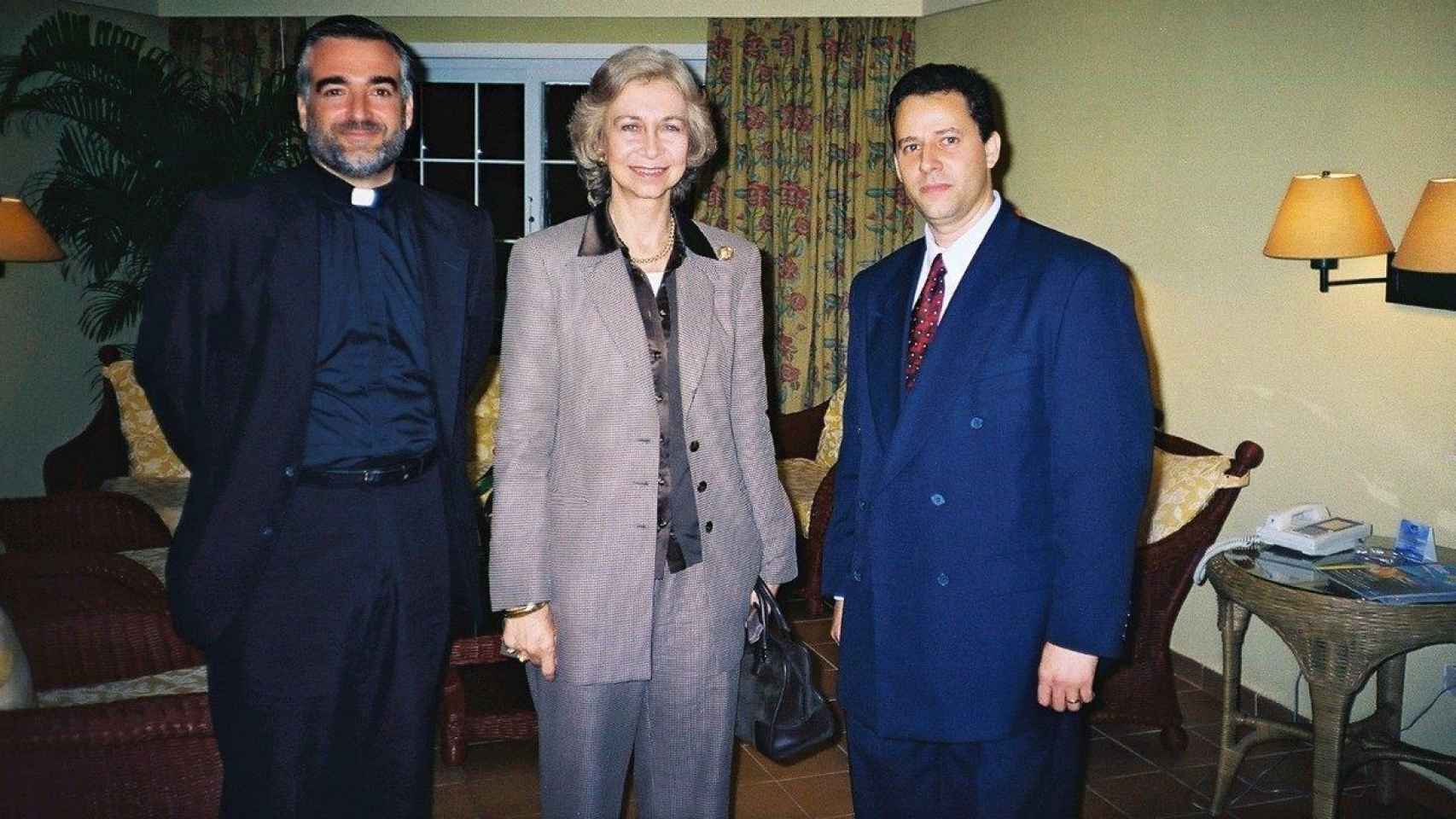 Christopher Hartley junto a la Reina Sofía, en un encuentro hace años.