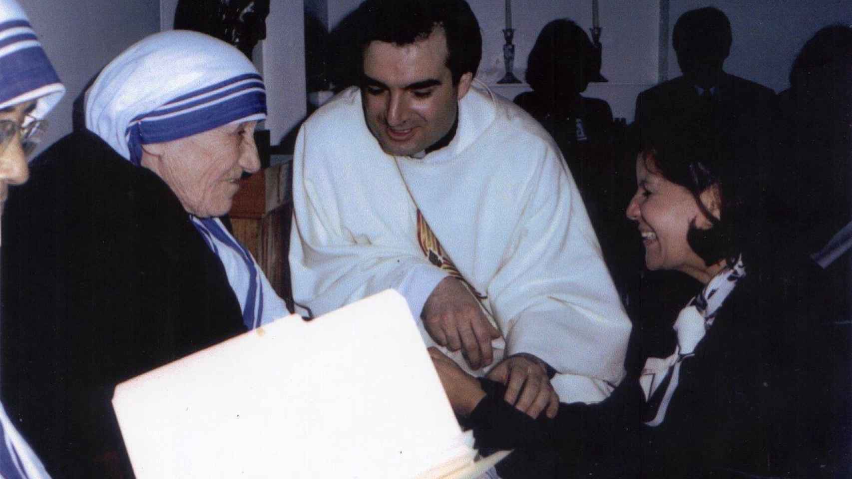 Padre Christopher, con la madre Teresa de Calcuta.