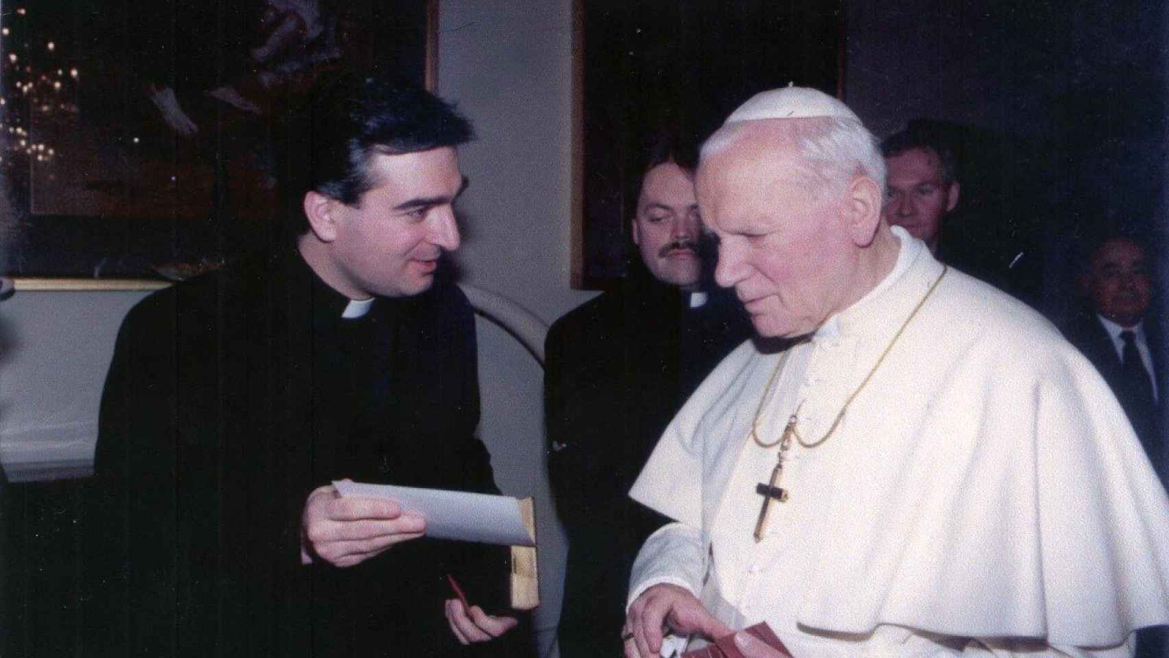 El Padre Christopher junto a Juan Pablo II.