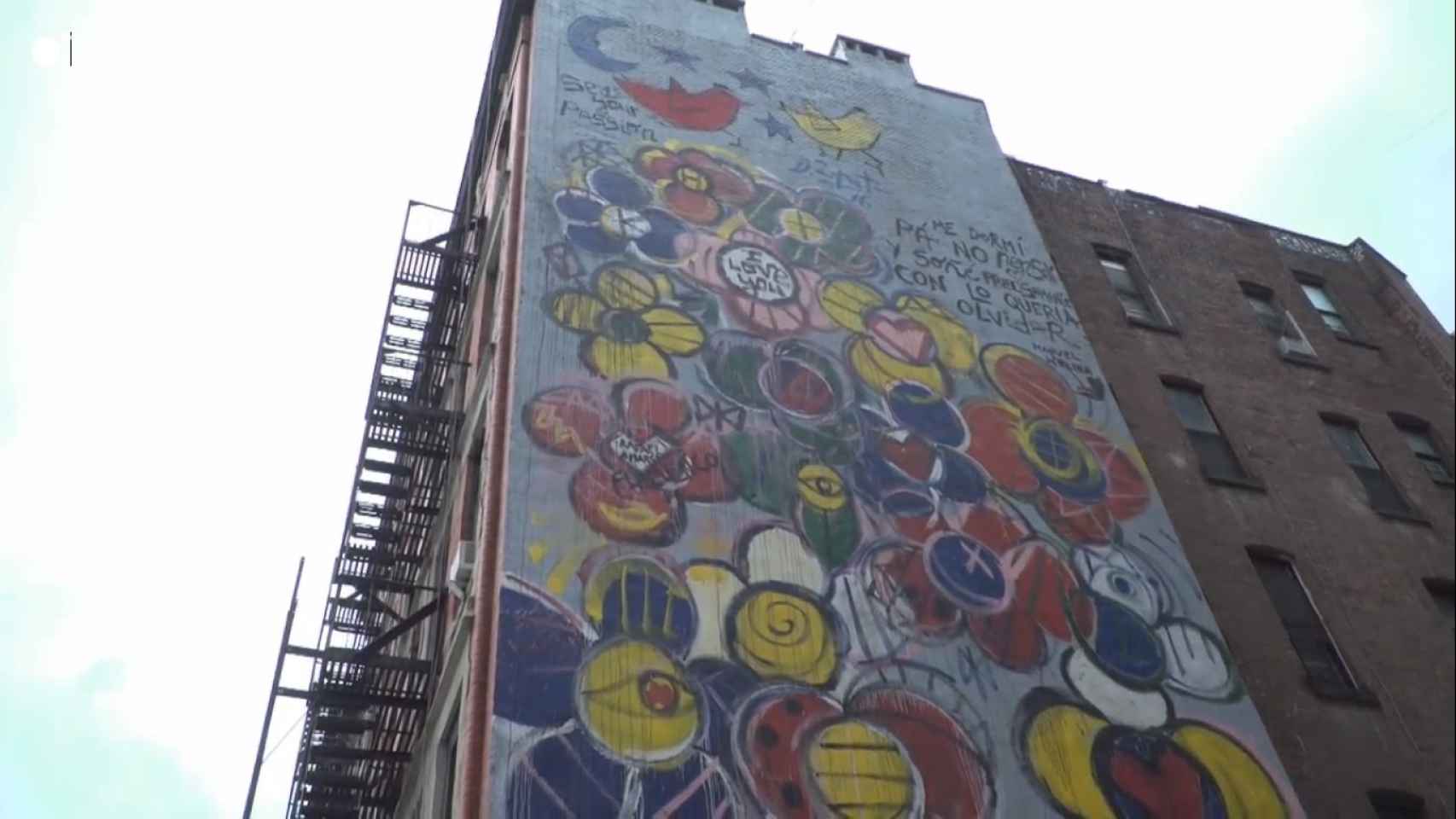 El mural pintado en Nueva York por Domingo Zapata en el que se lee el poema que pintó con brocha Amargo.