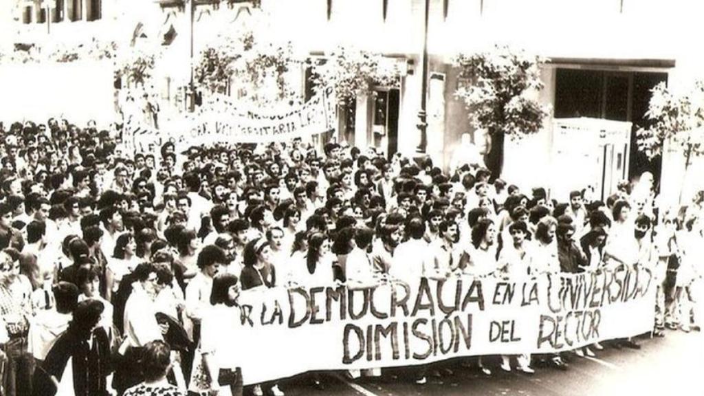 Manifestación por las calles de Sevilla a finales de los años 80 del siglo pasado.