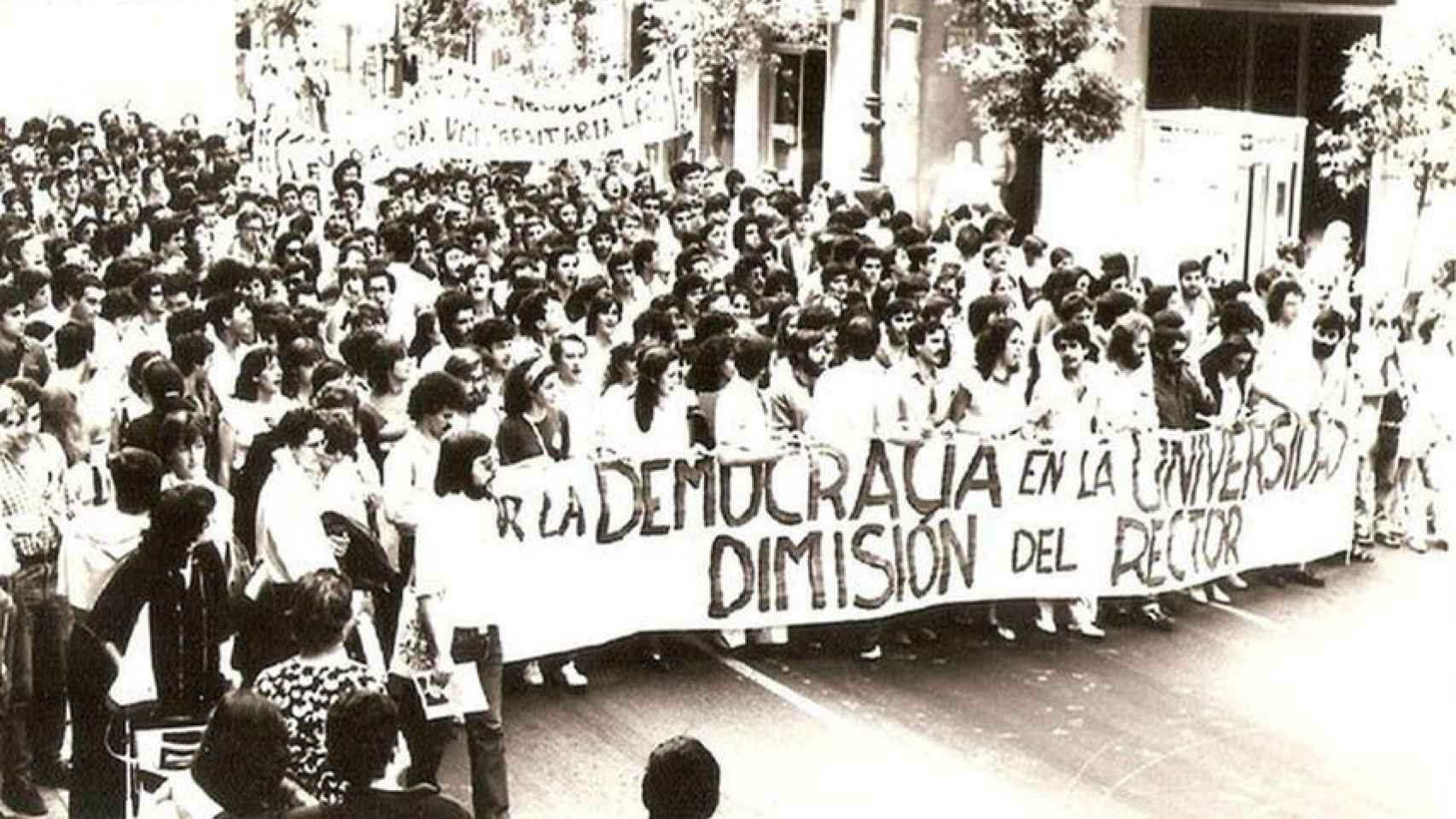 Manifestación por las calles de Sevilla a finales de los años 80 del siglo pasado.