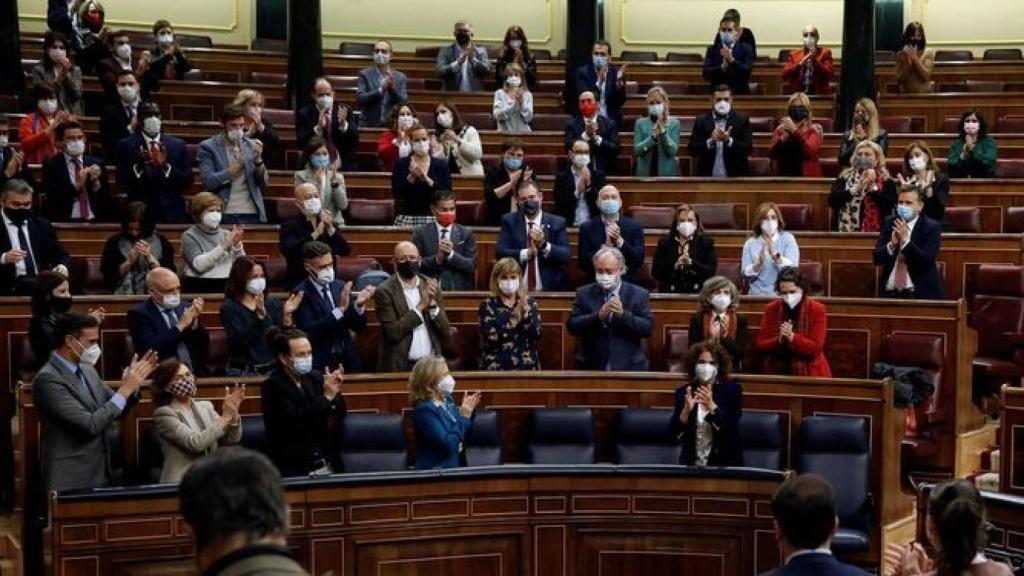 La ministra de Hacienda, María Jesús Montero, aplaudida en el Congreso tras la aprobación de los PGE, el pasado jueves.
