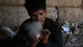 Un consumidor de drogas fuma, el 20 de junio de 2020, en Jalalabad (Afganistán).