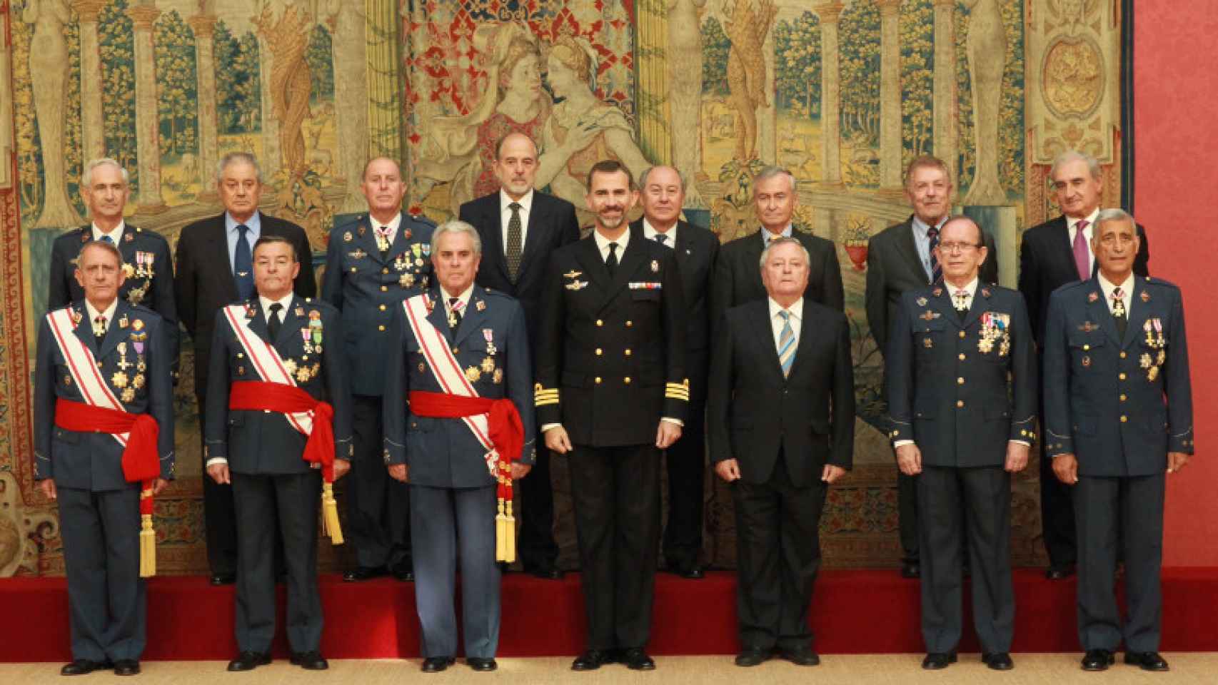 El Rey Felipe VI recibe a una comisión de la XIX Promoción de la Academia General del Aire en el año 2013, cuando aún era príncipe.