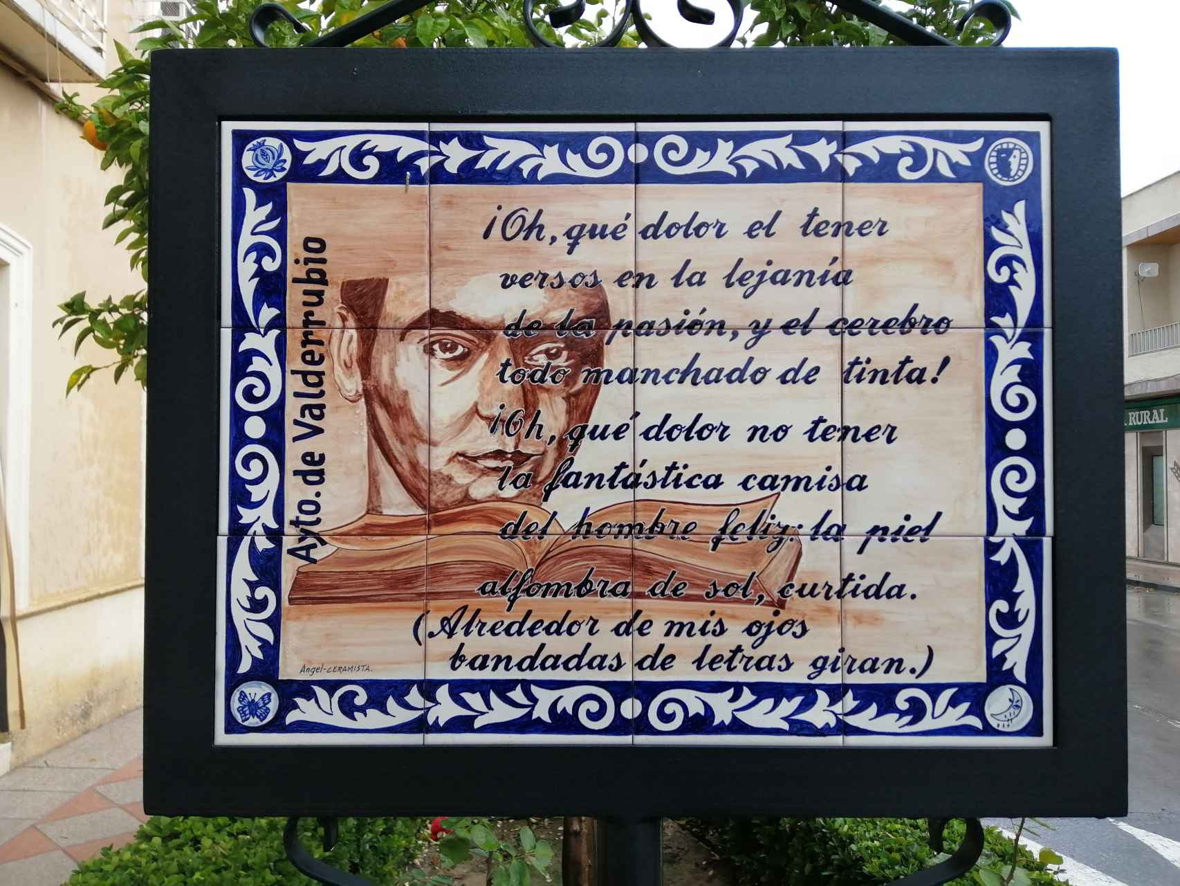 El Ayuntamiento de Valderrubio tiene encuadradas en la ciudad marquesinas con poemas de Lorca.
