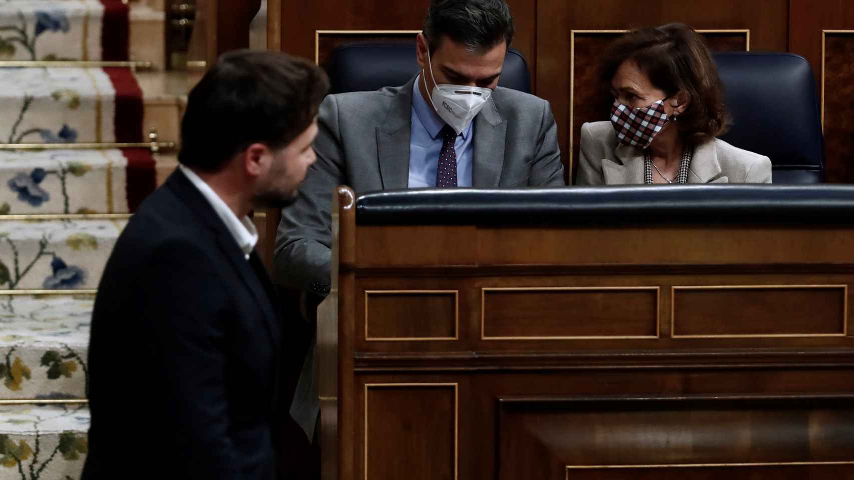 El portavoz de ERC, Gabriel Rufián, pasa por delante del escaño de Sánchez, durante el debate presupuestario.