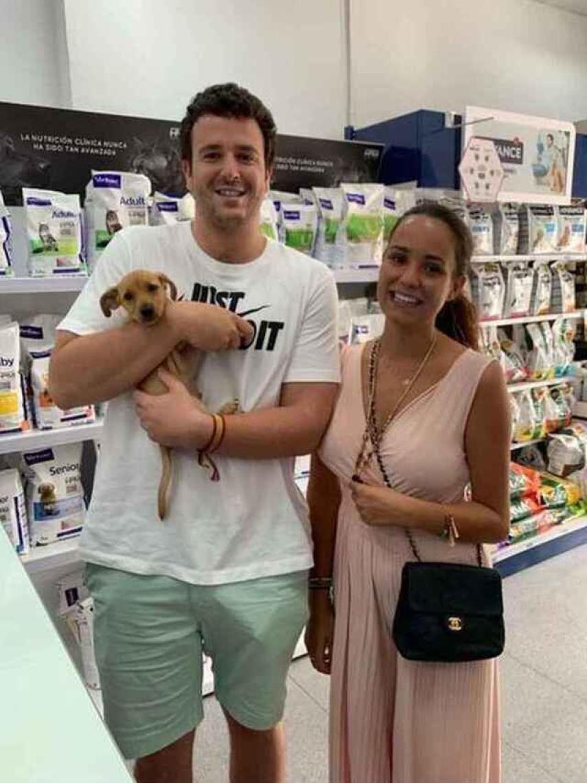Álex Lequio y Carolina Monje con su mascota.