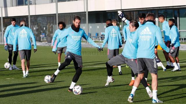 Sergio Ramos en un rondo frente a Lunin