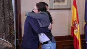 edro Sánchez y Pablo Iglesias se abrazan tras firmar el preacuerdo para el Gobierno de coalición.