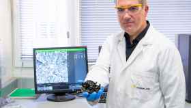 El investigador de Aimplas Adolfo Benedito con una muestra de un nanomaterial que absorbe CO2.