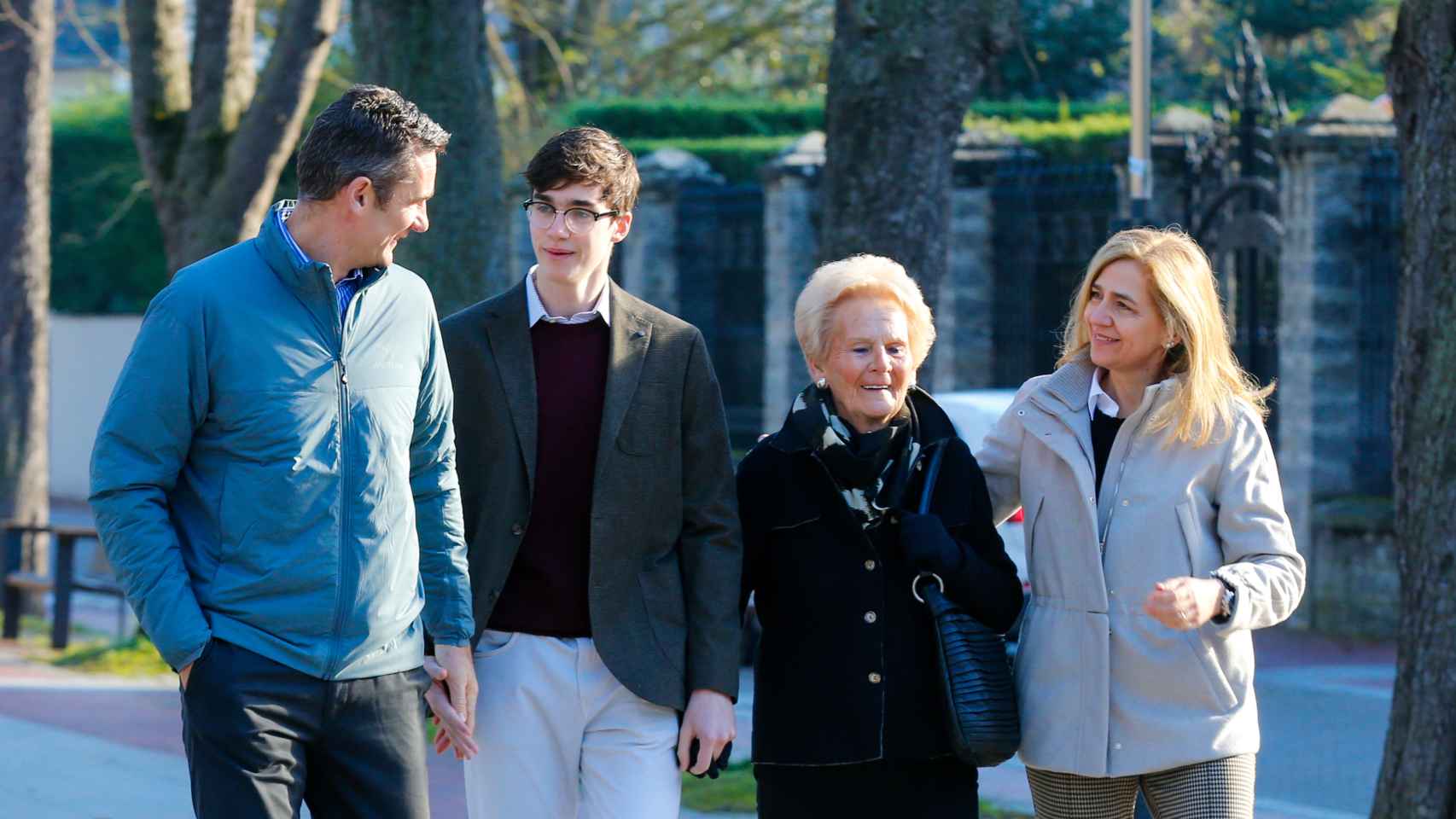Pablo Urdangarin, el pasado invierno con su padre, su madre y su abuela en Vitoria.