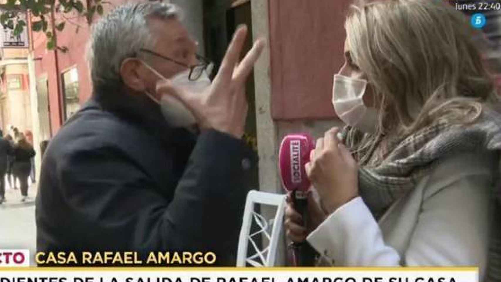 El padre de Rafael Amargo ha perseguido a la reportera para insultarla y llamar a la Policía.