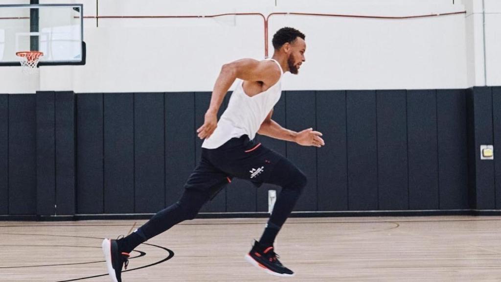 Stephen Curry se entrena en solitario