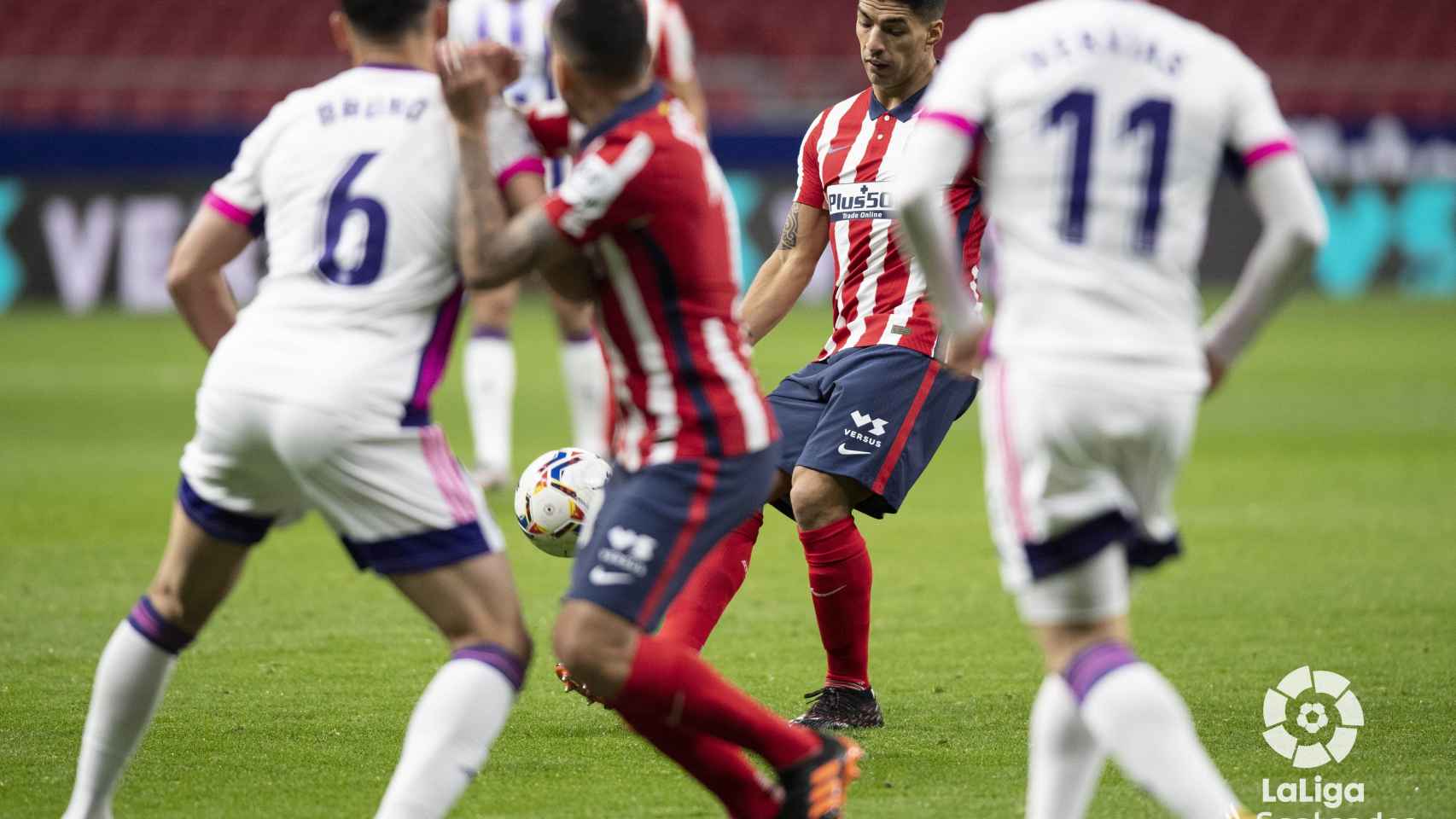Luis Suárez intenta jugar con Correa