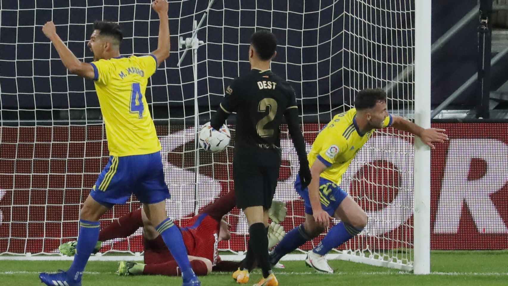 Álvaro Jiménez celebra su gol nada más batir a Ter Stegen