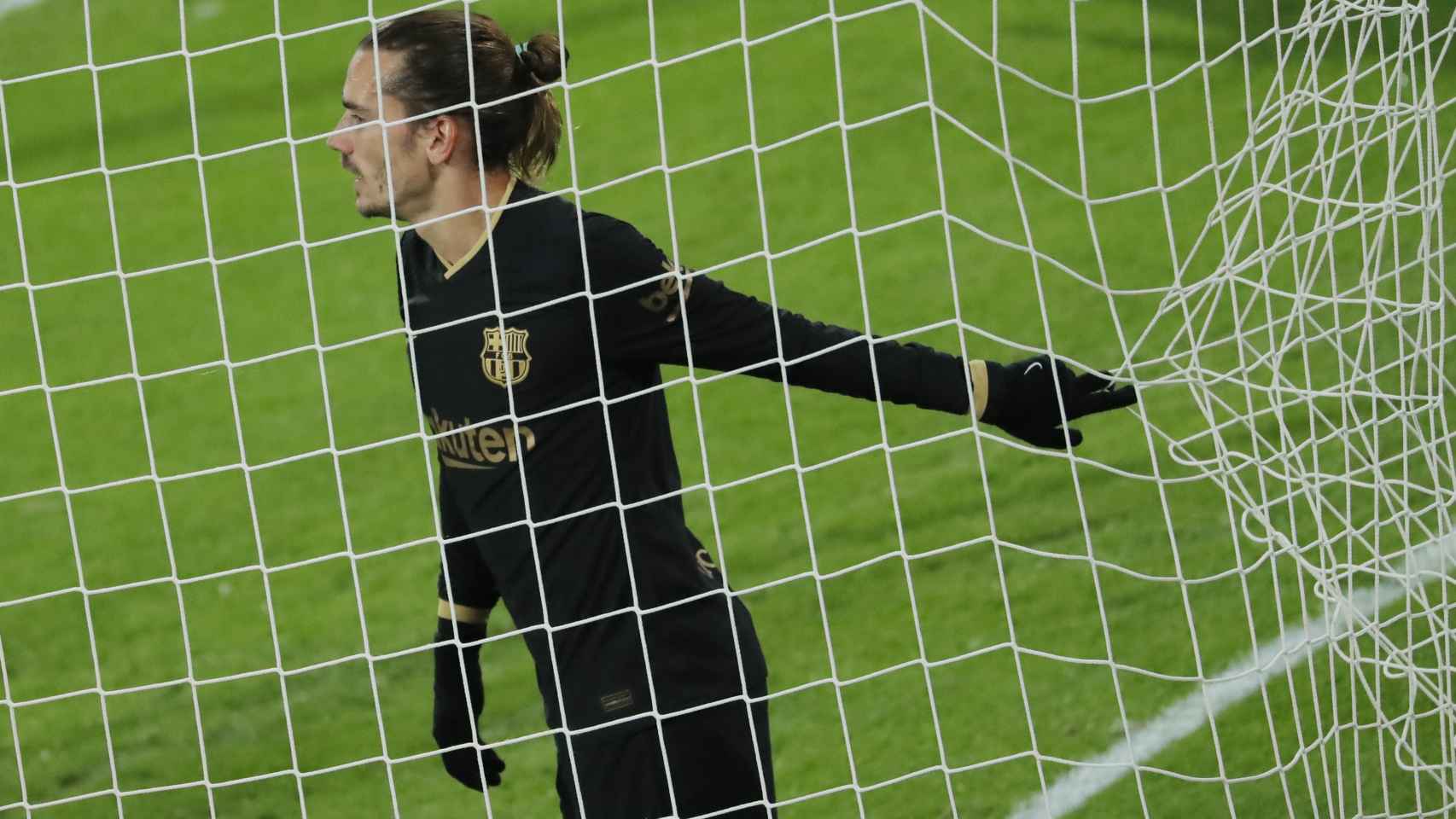Antoine Griezmann, con la camiseta negra del Barcelona, en un momento del partido