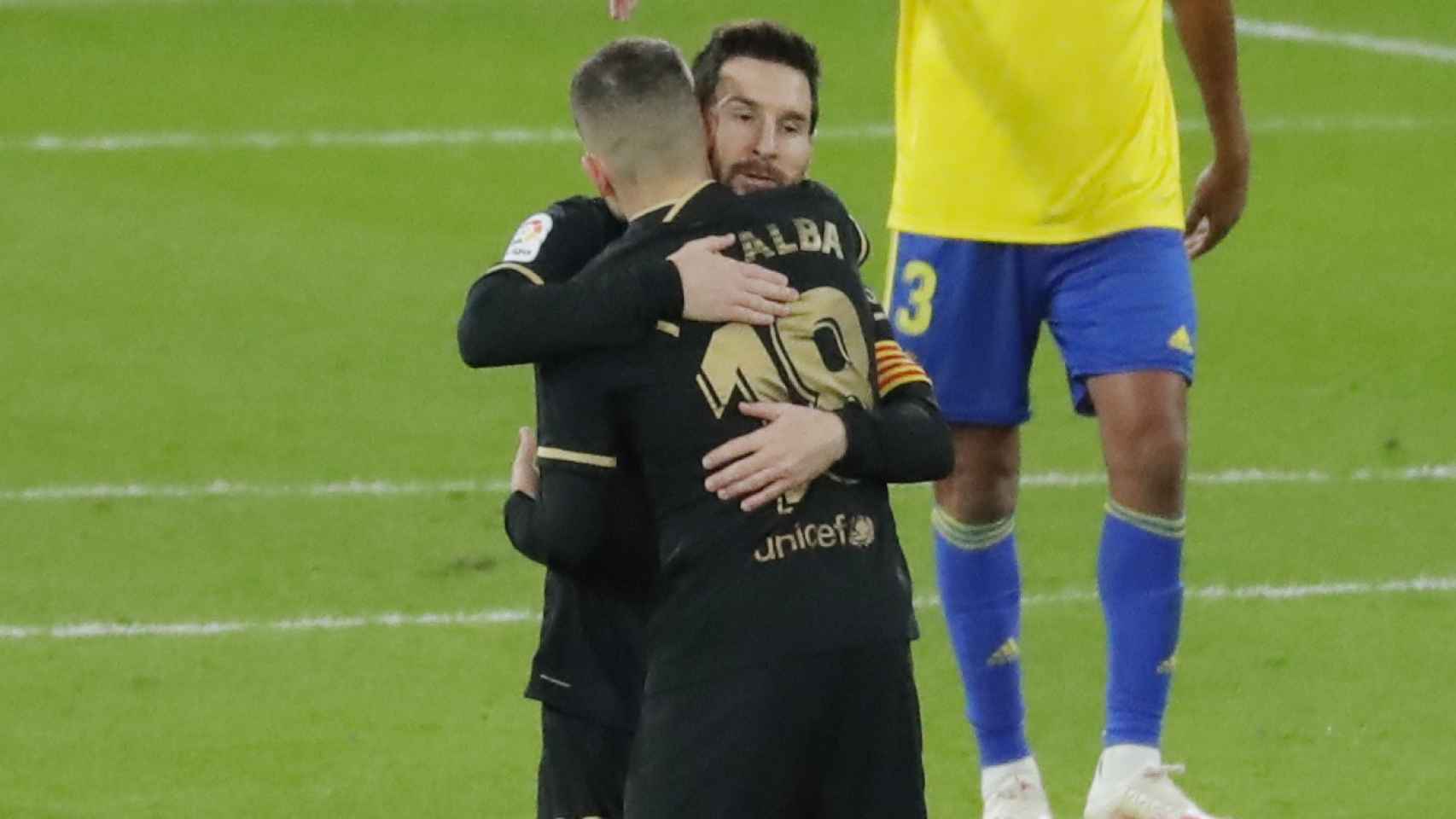 Abrazo entre Leo Messi y Jordi Alba tras el gol del Cádiz en propia puerta