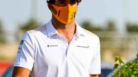 Carlos Sainz en el paddock de Bahrein
