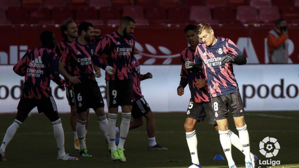 Calentamiento de los jugadores del Real Madrid en el Sánchez Pizjuán