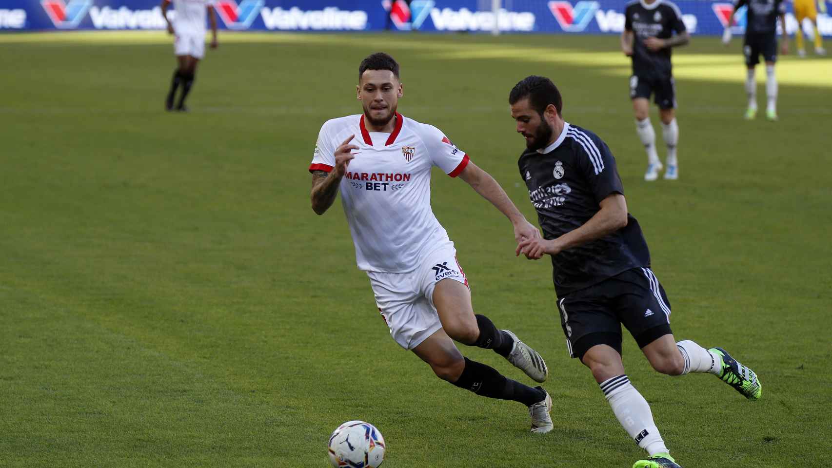 Nacho controla el balón presionado por un jugador del Sevilla