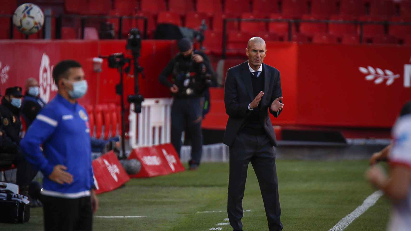 Zidane anima a los jugadores del Real Madrid desde la banda del Sánchez Pizjuan
