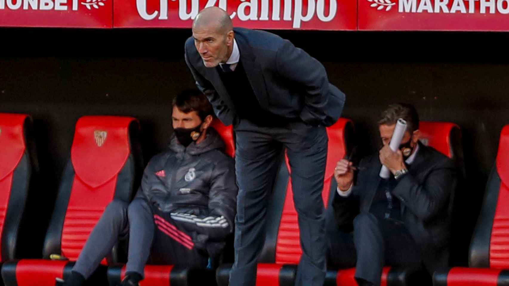 Zidane sigue el partido desde la banda del Sánchez Pizjuan