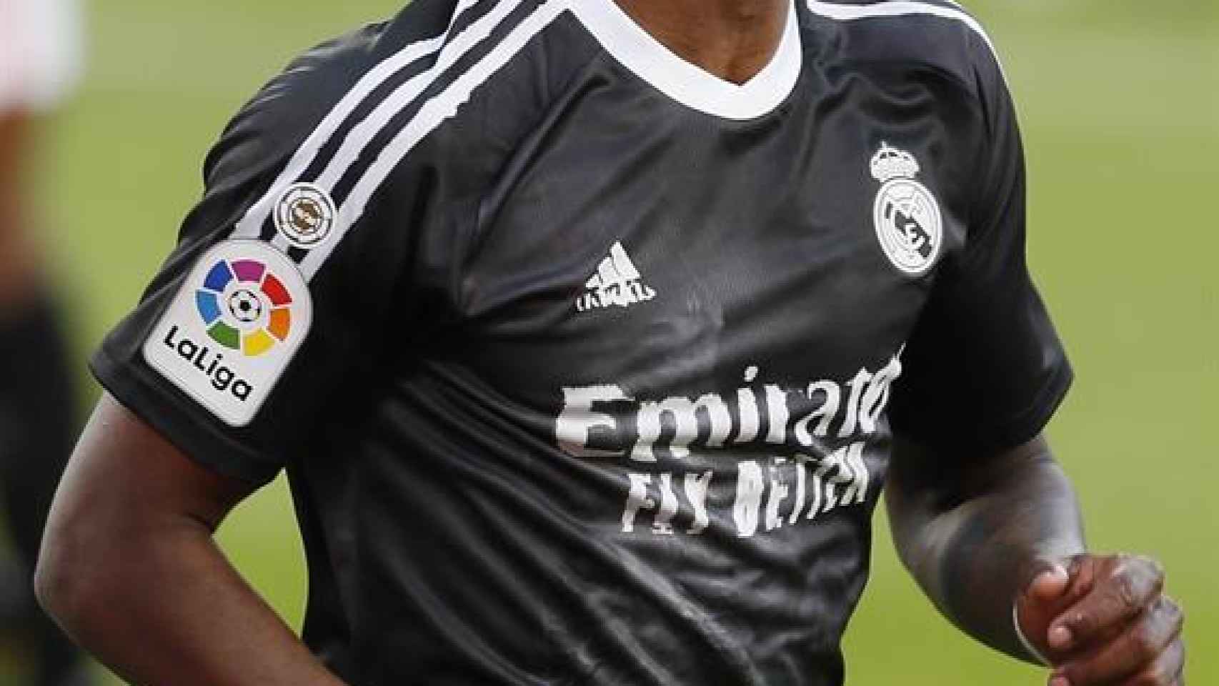 Vinicius, con la camiseta negra, celebra el gol ante el Sevilla