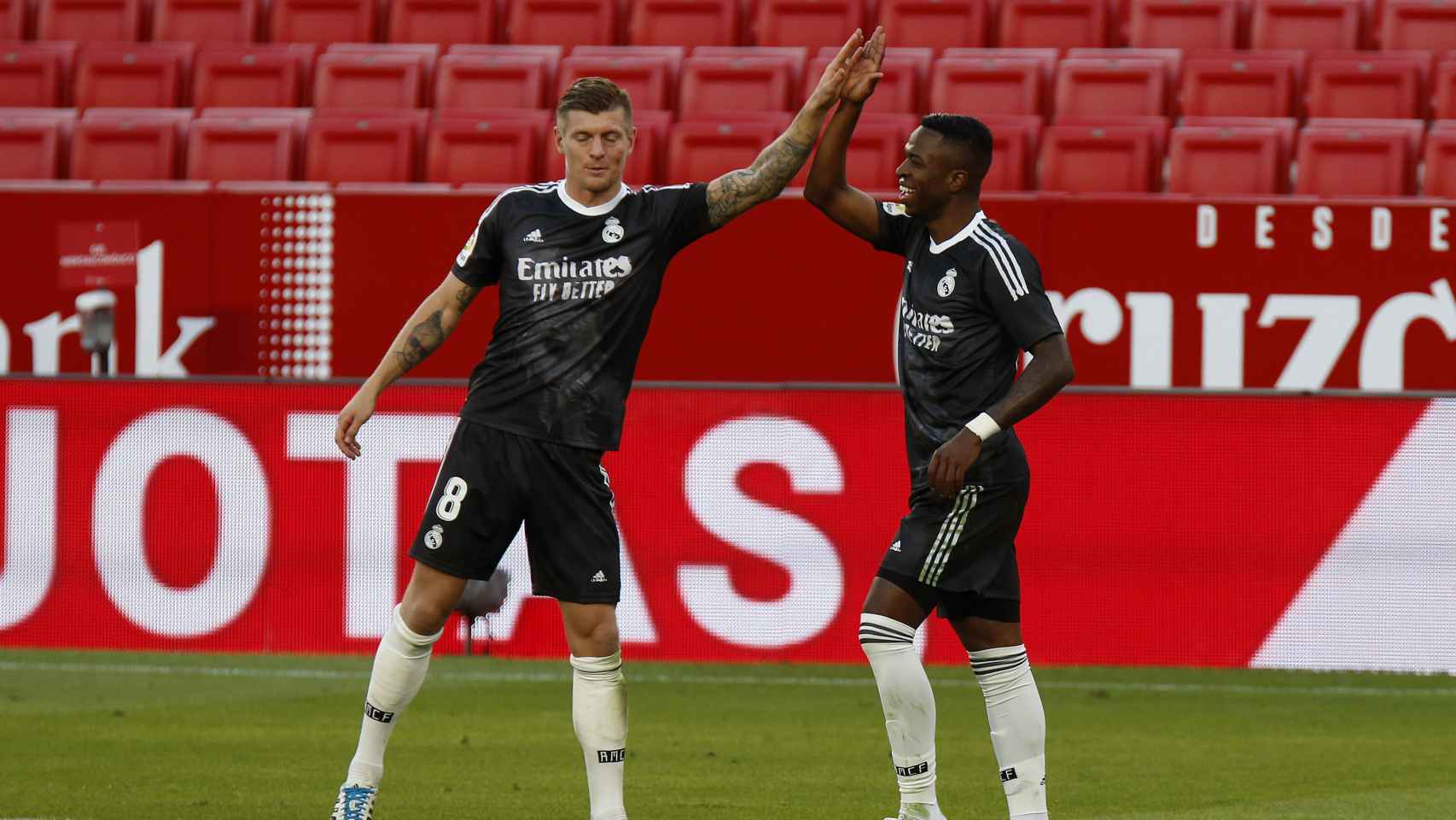 Vinicius celebra con sus compañeros su gol al Sevilla