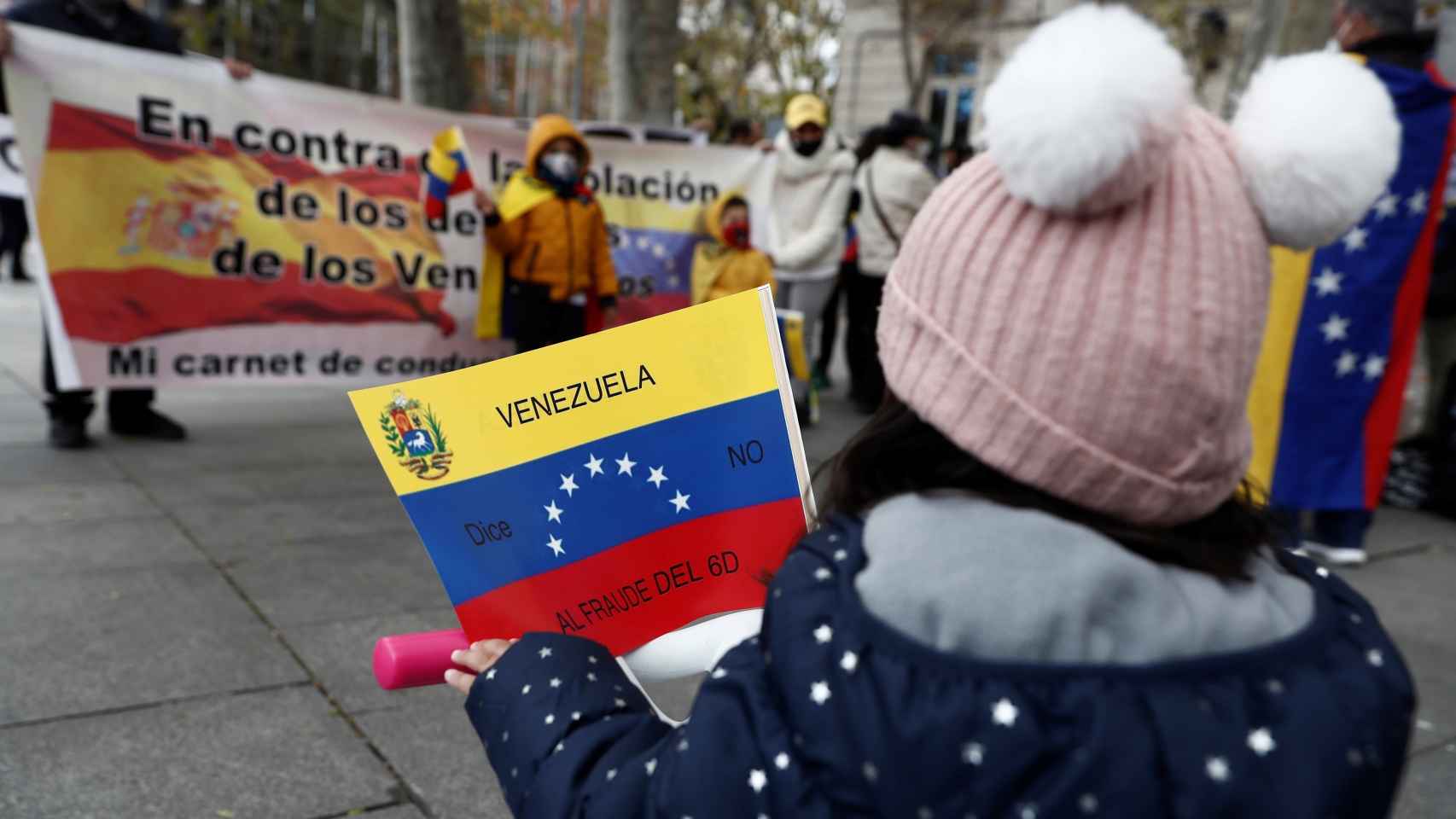 Asistentes a la caminata de apoyo de los venezolanos en Madrid a la consulta popular en Venezuela.