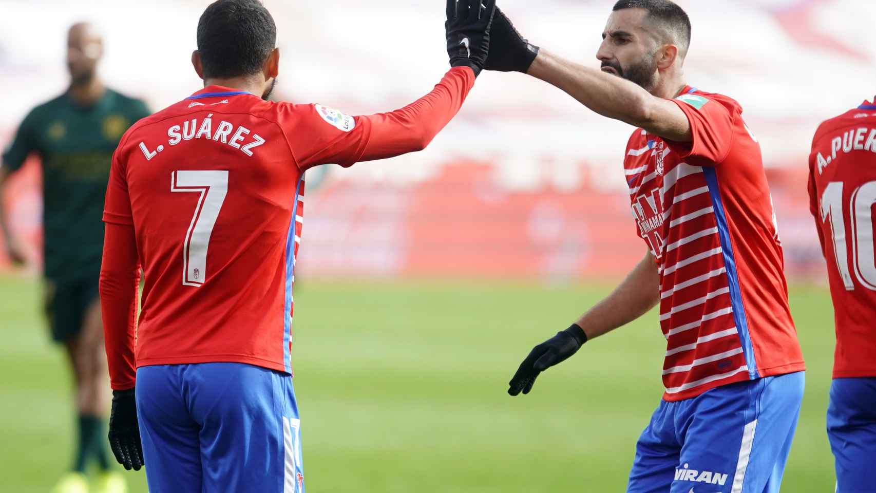 Luis Suárez celebra junto a un compañero un gol con el Granada.